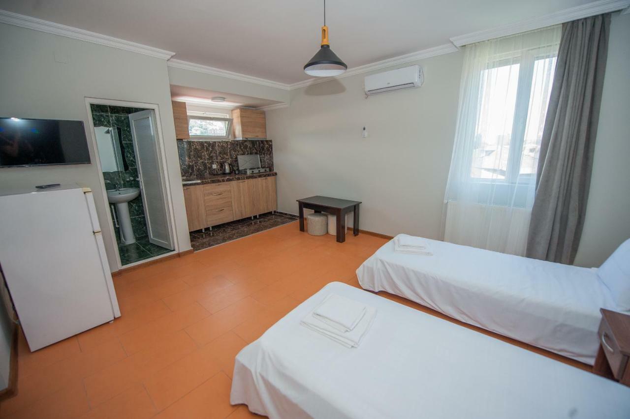 Hotel Cosmos Batumi Esterno foto